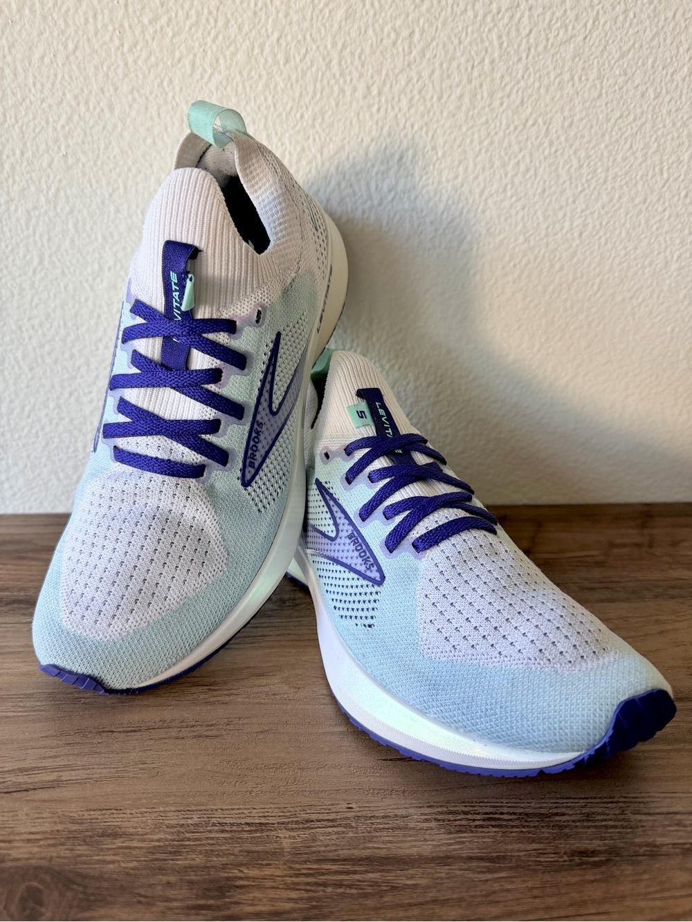 Brooks Women’s Levitate 5 in White/Yucca/Teal (Size: 8.5-B) Excellent/Like New - Picture 9 of 10